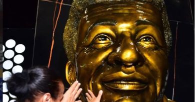 Calixto Ochoa volvió a su tierra: Valencia de Jesús develó escultura en su honor