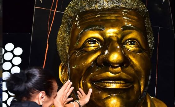 Calixto Ochoa volvió a su tierra: Valencia de Jesús develó escultura en su honor