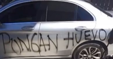 Molestia en junior: pintan vehículos de jugadores