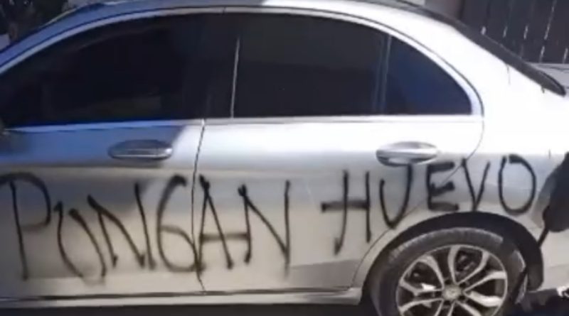 Molestia en junior: pintan vehículos de jugadores
